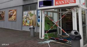 Katowice: Wjechali do sklepu samochodem. Okradli kantor i uciekli. Szuka ich policja