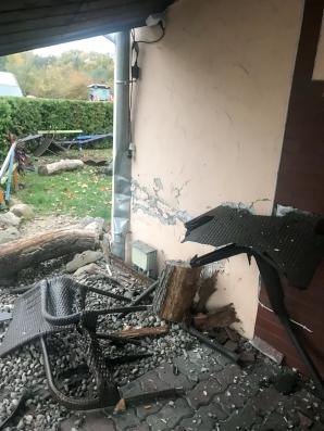 Nie miał uprawnień, wjechał w budynek. Sprawa 20-latka trafi do sądu