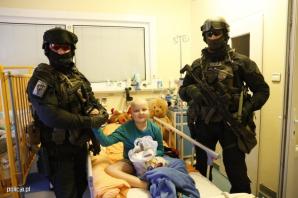 Policjanci i kontrterroryści z prezentami u małych pacjentów