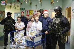 Policjanci i kontrterroryści z prezentami u małych pacjentów
