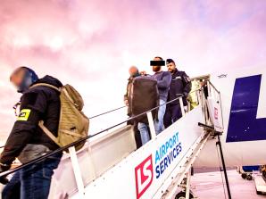 [VIDEO] Ekstradycja podejrzanego o zabójstwo na nowym świecie Dawida M.