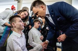 [VIDEO] Wigilijne spotkanie w Sejmie: Bohaterowie, emocje i dziecięca Mądrość