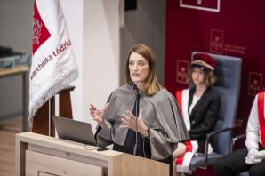 [VIDEO] Przewodnicząca Parlamentu Europejskiego Roberta Metsola została uhonorowana tytułem doktora honoris causa Politechniki Łódzkiej