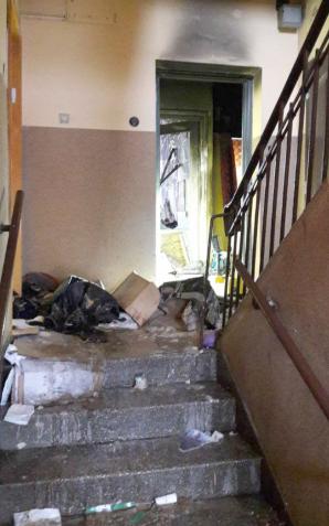 Policjanci wynieśli mężczyznę z płonącego mieszkania