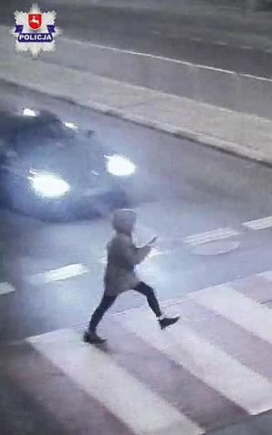 [VIDEO] Wbiegła wpatrzona w telefon wprost pod jadący samochód