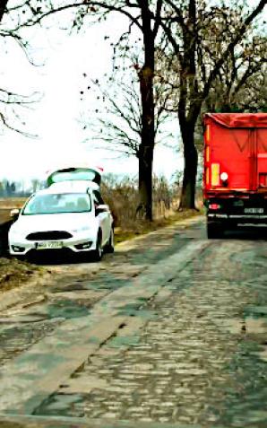 [VIDEO] Zniszczone auta to codzieność na drodze podległej Staroście Ostrowa Wielkopolskiego!