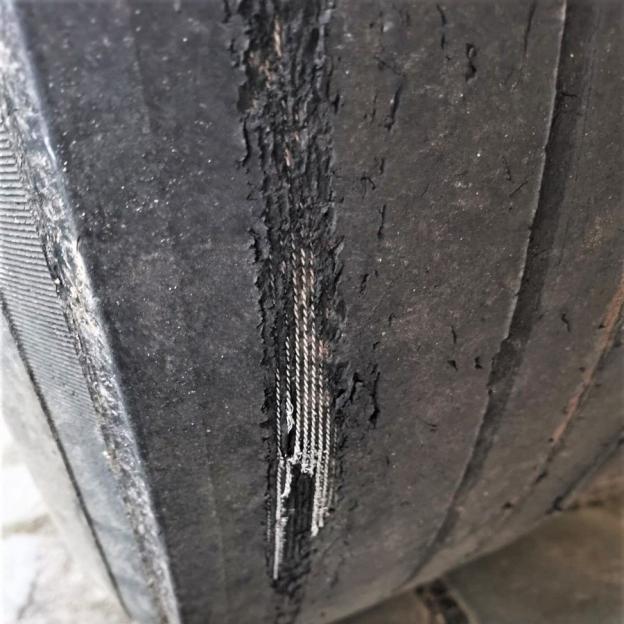 Ruszył w drogę na kompletnie „łysych” oponach