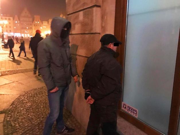 Kolejny pedofil schwytany przez ludzi Rutkowskiego. 42-latek umówił się z 14-latką na placu Solnym we Wrocławiu