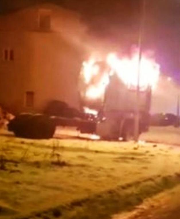 Kielce: Auto w ogniu policjanci ruszyli na ratunek