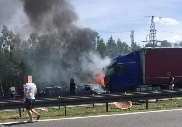 Karambol na A6 pod Szczecinem. Spłonęło pięć aut. 6 osób zginęło, 4 ranne