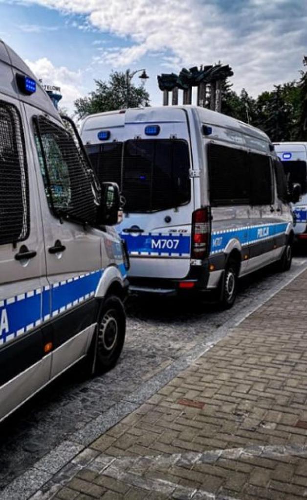 Policjanci zatrzymali 25 chuliganów, którzy naruszyli prawo w trakcie zgromadzeń w Białymstoku