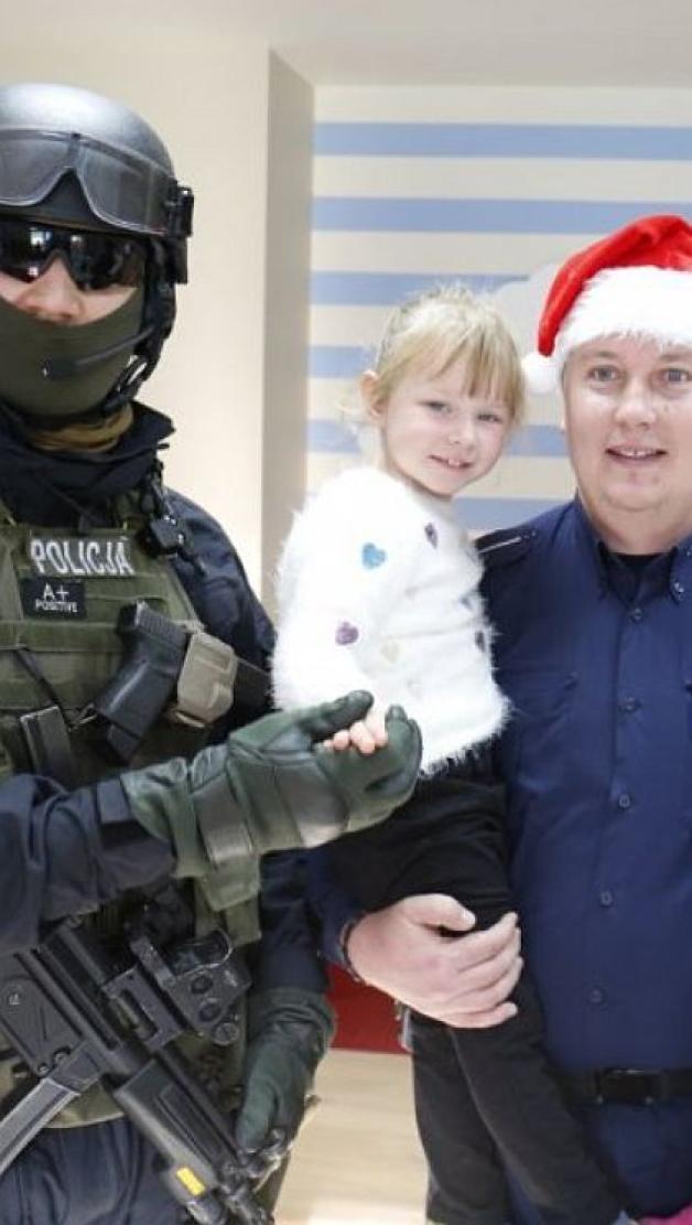 Policjanci i kontrterroryści z prezentami u małych pacjentów
