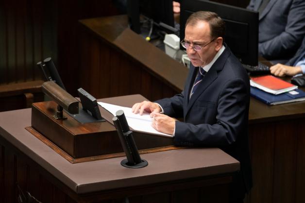 [VIDEO] Szef MSWiA w Sejmie: Będziemy bronili prawa do suwerennego przestrzegania integralności naszej granicy państwowej. Działania Łukaszenki to odwet za wsparcie, jakiego Unia Europejska, Polska i Litwa udzielają opozycji białoruskiej.