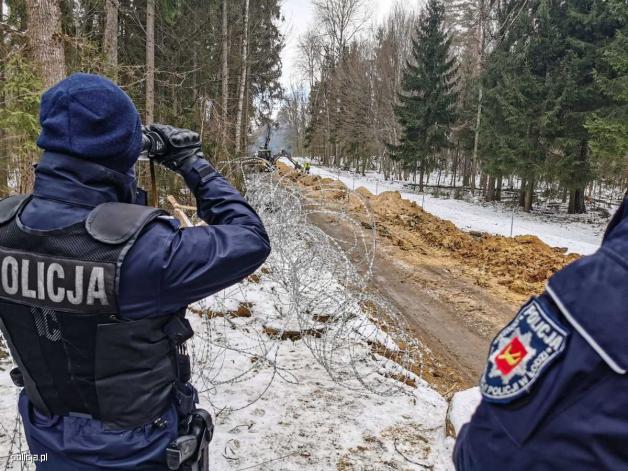 Policjanci zabezpieczają budowę zapory na polsko-białoruskiej granicy