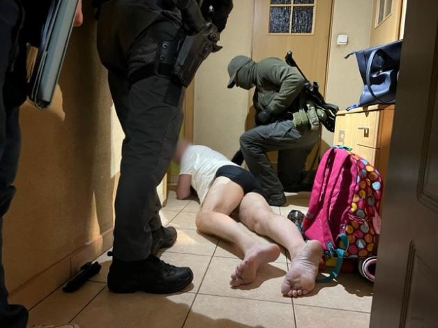 Służby z Polski, Estonii, Niemiec, Litwy i Łotwy, w ramach wspólnej operacji, rozbiły siatkę przestępczą trudniącą się organizowaniem nielegalnego przekroczenia granicy państwowej z Białorusi do państw Unii Europejskiej