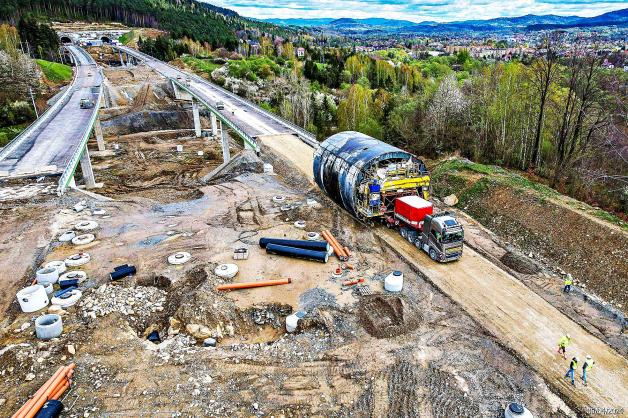 [VIDEO] Ponad 75 proc. osiągnęło zaawansowanie prac na 8,5-kilometrowym odcinku drogi ekspresowej S1 Przybędza - Milówka. Ku zakończeniu zmierzają prace mostowe