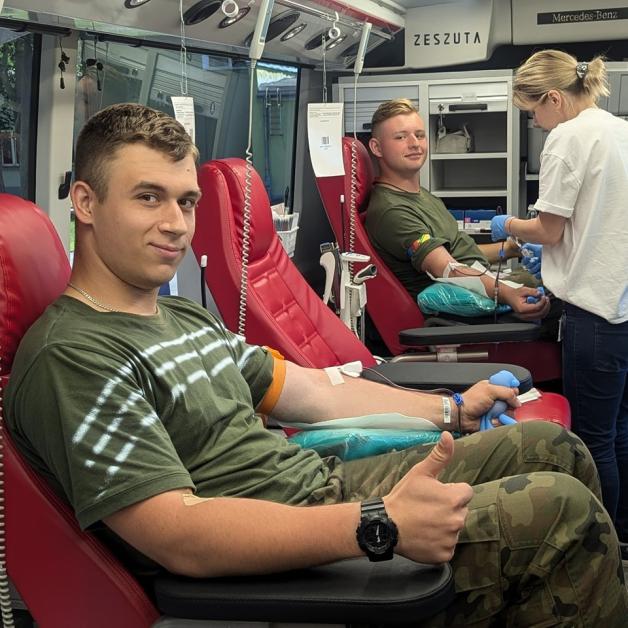 Żołnierze Ośrodka Reprezentacyjnego Wojsk Obrony Terytorialnej w Służbie Życiu: Oddali Krew Podczas Akcji Krwiodawstwa w Radomiu.